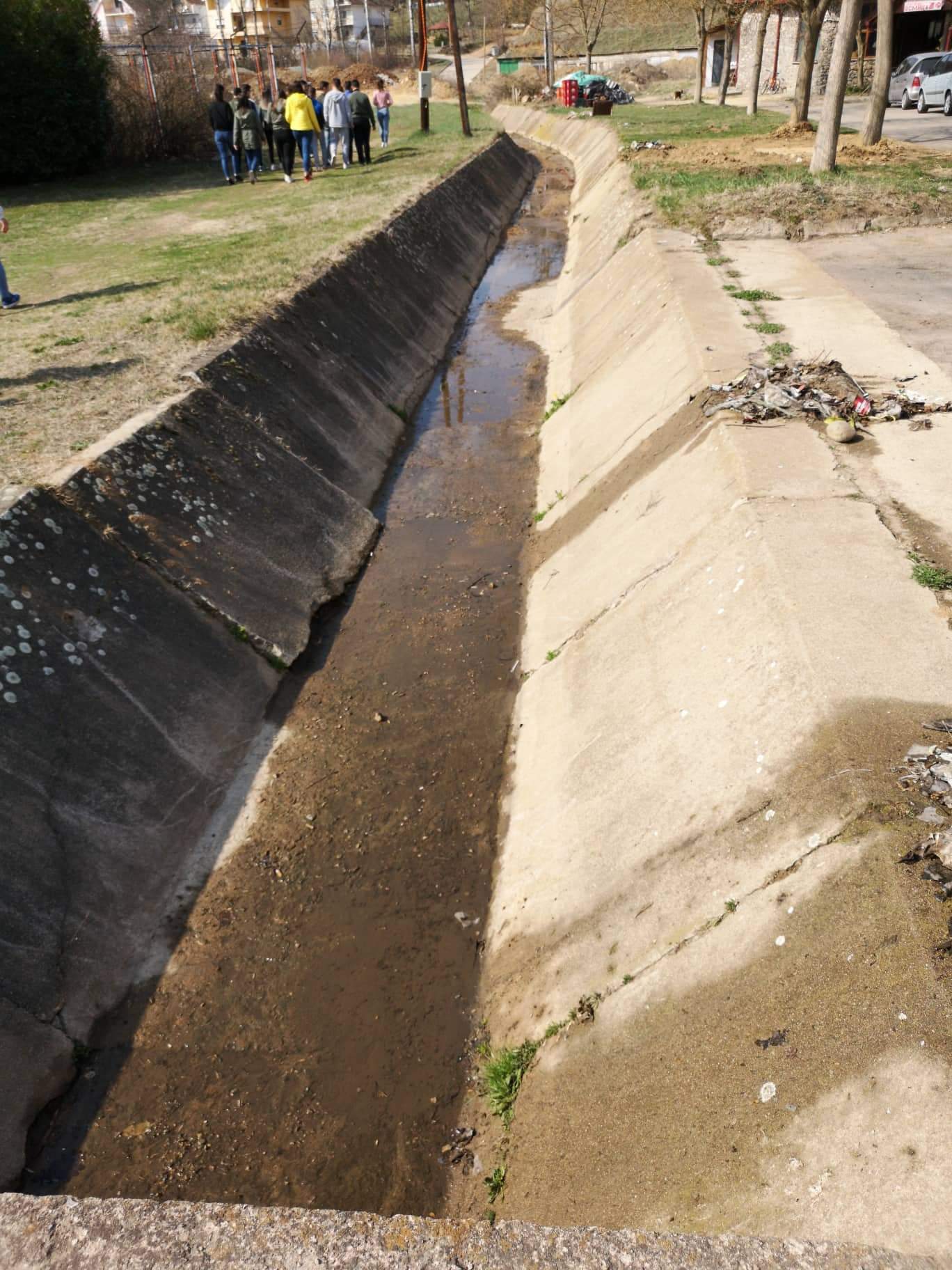 Пролетно чистење на одводните канали во Македонска Каменица