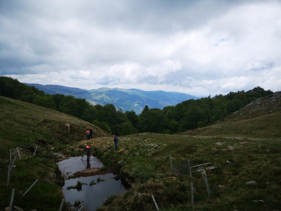 Чистење на захватите на вода од водоводната мрежа во Македонска Каменица
