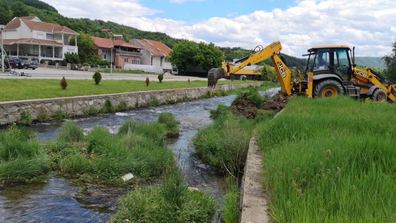 Продолжуваат активностите за чистење на речното корито на Каменичка Река