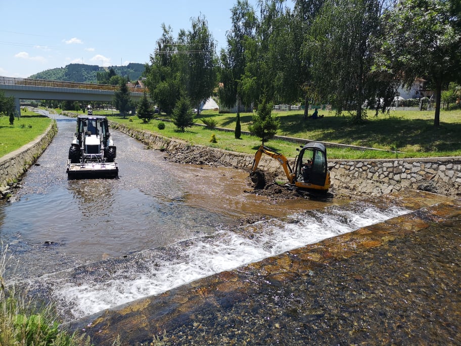 Чистење на речните корита во општина Македонска Каменица