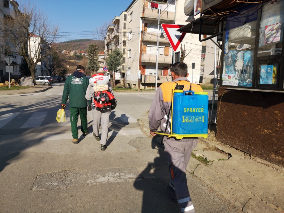 Дезинфекција на јавните површини и влезовите од станбените живеалишта во Македонска Каменица